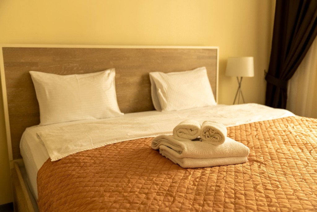 Asyr Hotel Qabanbay — стол и ТВ